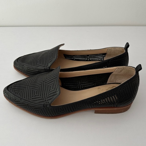 Vince Camuto Kade Perforated Black Leather Loafers Pointed Toe Size 9M - Picture 6 of 9